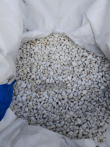 Kamenclub.ru: Мраморная крошка, щебень, цвет-белый, фр. 10-20 мм.  купить в Люберцах мрамор белый, молочный айвори каменная ландшафтная декоративная крошка шебня 12000 руб/т   фото КАМЕНЬ КЛУБ