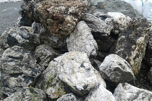 Kamenclub.ru: Черный гранит - кварцит фр. 500-1000 мм.  купить в Люберцах гранит кварцит черный серый белый скальный колотый валун 9750 руб/т   фото КАМЕНЬ КЛУБ