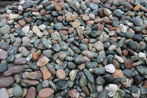 Kamenclub.ru: Галька окат (цветная картошка) фр. 50-100 мм. купить  в Люберцах галька природная окатанная серый белый цветной синий темно-серый коричневый округлый галечник окатанный 6800 руб/т   фото КАМЕНЬ КЛУБ