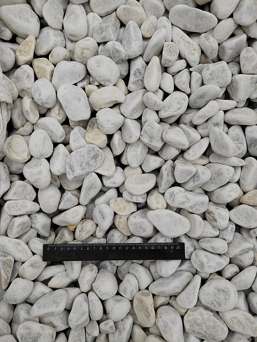 Kamenclub.ru: Мраморная крошка (щебень галтованный белый) фр.40-70 мм.  купить в Люберцах мрамор белый молочный айвори окатанный округлый природный камень 17000 руб/т   фото КАМЕНЬ КЛУБ