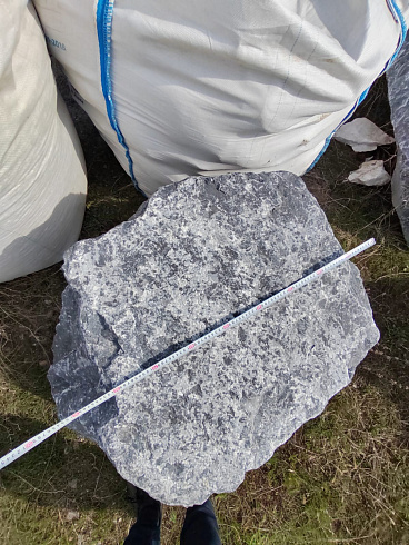 Kamenclub.ru: Черный мрамор скальник фр. 1000-1500 мм.  купить в Люберцах мрамор черный белый серый крупный колотый валун ландшафтный 9000 руб/т   фото КАМЕНЬ КЛУБ