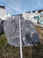 Kamenclub.ru: Черный мрамор скальник фр. 1000-1500 мм.  купить в Люберцах мрамор черный белый серый крупный колотый валун ландшафтный 9000 руб/т   фото КАМЕНЬ КЛУБ