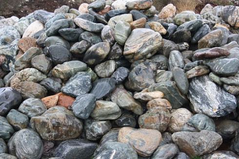 Kamenclub.ru: Ландшафтные валунчики фр.100-500 мм.  купить в Люберцах крупный природный камень серый, темно-серый, светло-серый речной валун крупный 4800 руб/т   фото КАМЕНЬ КЛУБ