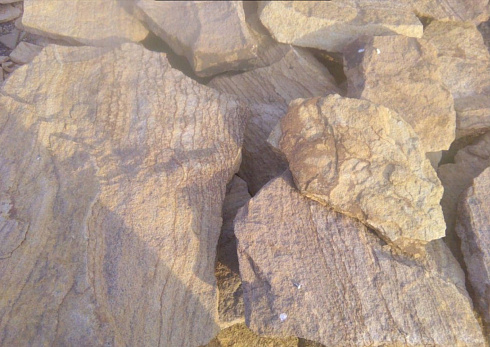 Kamenclub.ru: Песчаник пластушка "фонтанка" желтая (3,0 - 5,0 см)  купить в Люберцах песчаник желтая, рыжий, желтый песчаник колотый рваный со сколом облицовочный 16200 руб/м3   фото КАМЕНЬ КЛУБ