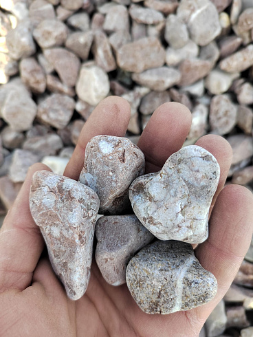 Kamenclub.ru: Мраморная крошка (щебень галтованный розовый) фр.20-40 мм.  купить в Люберцах мрамор розовый, красный оголтованный округлый щебень  15000 руб/т   фото КАМЕНЬ КЛУБ