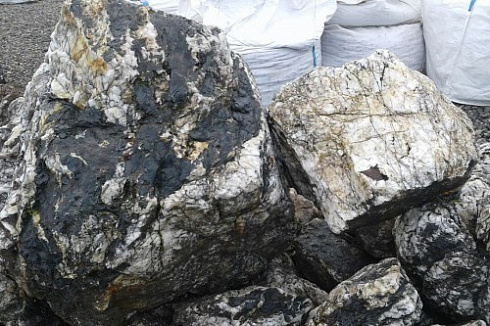 Kamenclub.ru: Черный гранит - кварцит фр. 500-1000 мм.  купить в Люберцах гранит кварцит черный серый белый скальный колотый валун 9750 руб/т   фото КАМЕНЬ КЛУБ