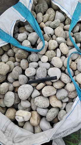 Kamenclub.ru: Галька речная окат (серо-белая) фр. 70-120 мм купить  в Люберцах галька галечник бело-серая, серо-белая, серая, белая речная природная галька  8000 руб/т   фото КАМЕНЬ КЛУБ