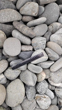 Kamenclub.ru: Галька речная окат (темно-серая) фр. 70-150 мм. купить  в Люберцах галька речная темно-серая, синяя, серая речная галька округлая  8000 руб/т   фото КАМЕНЬ КЛУБ