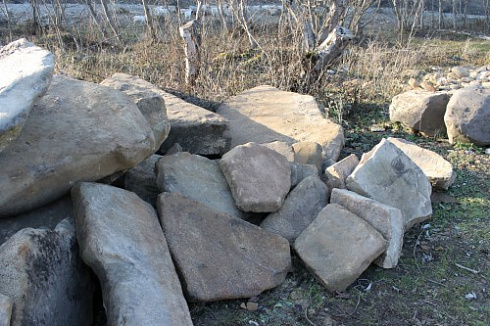 Kamenclub.ru: Песчаник плиты - плахи - пошаговые дорожки (фр. 70-150 мм)  купить в Люберцах песчаник серый бежевый желтый зеленый колотый песчаник строительный 6500 руб/т   фото КАМЕНЬ КЛУБ