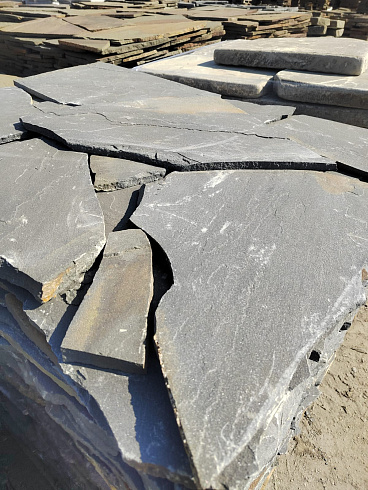 Kamenclub.ru: Песчаник пластушка светло-серый (3,0 см)  купить в Люберцах песчаник светло-серый, серый песчаник рваный ландшафтный колотый 13800 руб/м3   фото КАМЕНЬ КЛУБ