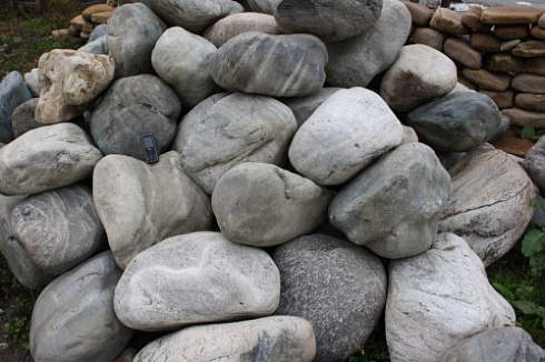 Kamenclub.ru: Речной валун Кабанчик фр.300-500 мм.  купить в Люберцах крупный природный камень галька серый, темно-серый речной валун галечник масштабный 7000 руб/т   фото КАМЕНЬ КЛУБ