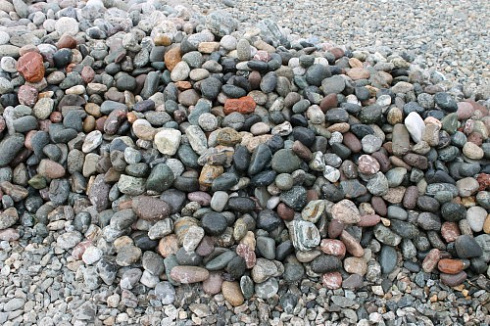 Kamenclub.ru: Галька окат (цветная картошка) фр. 50-100 мм. купить  в Люберцах галька природная окатанная серый белый цветной синий темно-серый коричневый округлый галечник окатанный 6800 руб/т   фото КАМЕНЬ КЛУБ