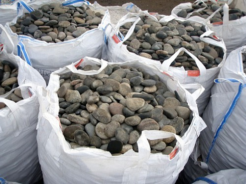 Kamenclub.ru: Галька речная плоская (ассорти) фр. 70-150 мм. купить  в Люберцах галька галечник серый белый темно-серый синий светло-серый плоская природная галька  9000 руб/т   фото КАМЕНЬ КЛУБ