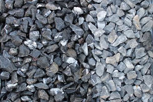 Kamenclub.ru: Щебень крошка черный (мрамор) фр. 20-40 мм.  купить в Люберцах мрамор черный с белыми прожилками мраморная каменная крошка 11000 руб/т   фото КАМЕНЬ КЛУБ