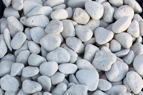 Kamenclub.ru: Мраморная крошка (щебень галтованный белый) фр.40-70 мм.  купить в Люберцах мрамор белый молочный айвори окатанный округлый природный камень 17000 руб/т   фото КАМЕНЬ КЛУБ