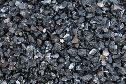 Kamenclub.ru: Щебень крошка черный (мрамор) фр. 40-70 мм.  купить в Люберцах мрамор черный с белыми прожилками, черный, белый декоративный щебень 11000 руб/т   фото КАМЕНЬ КЛУБ