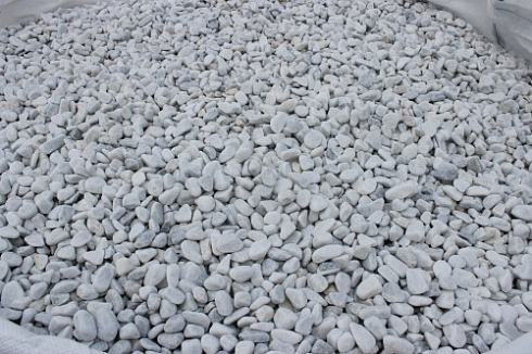 Kamenclub.ru: Мраморная крошка (щебень галтованный белый) фр.10-20 мм.  купить в Люберцах мрамор белый, молочный, айвори окатанный округлый декоративный ландшафтный щебень 17000 руб/т   фото КАМЕНЬ КЛУБ