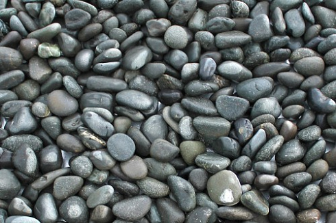 Kamenclub.ru: Галька речная окат (темно-серая) фр. 70-150 мм. купить  в Люберцах галька речная темно-серая, синяя, серая речная галька округлая  8000 руб/т   фото КАМЕНЬ КЛУБ
