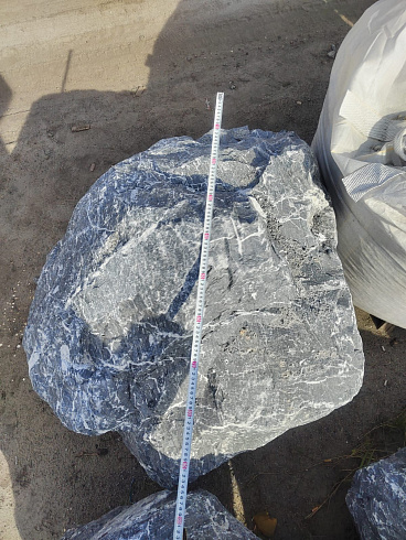 Kamenclub.ru: Черный мрамор скальник фр. 1000-1500 мм.  купить в Люберцах мрамор черный белый серый крупный колотый валун ландшафтный 9000 руб/т   фото КАМЕНЬ КЛУБ