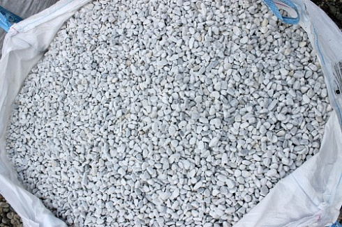 Kamenclub.ru: Мраморная крошка (щебень галтованный белый) фр.10-20 мм.  купить в Люберцах мрамор белый, молочный, айвори окатанный округлый декоративный ландшафтный щебень 17000 руб/т   фото КАМЕНЬ КЛУБ