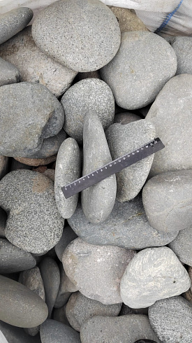 Kamenclub.ru: Галька речная плоская (темно-серая) фр. 70-150 мм. купить  в Люберцах галечник природный темно-серый серый синий речная плоская природная окатанная  9000 руб/т   фото КАМЕНЬ КЛУБ