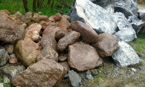 Kamenclub.ru: Конгломераты фр. 300-1000 мм.  купить в Люберцах кварц мрамор диабаз коричневый, серый зеленоватый речной валун крупный 6500 руб/т   фото КАМЕНЬ КЛУБ