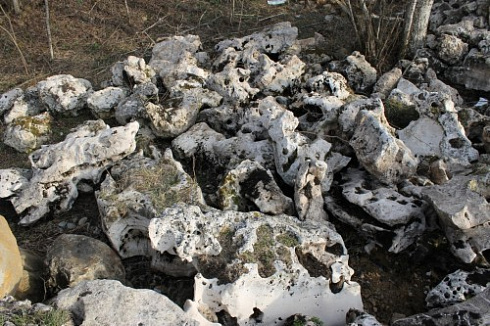 Kamenclub.ru: Выветренный известняк (степной) фр. 500-1500 мм.  купить в Люберцах    10000 руб/т   фото КАМЕНЬ КЛУБ