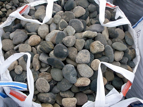 Kamenclub.ru: Галька речная плоская (ассорти) фр. 100-200-300 мм. купить  в Люберцах галька плоская разноцветная серый белый темно-серый синий речная галька ландшафтная 8000 руб/т   фото КАМЕНЬ КЛУБ