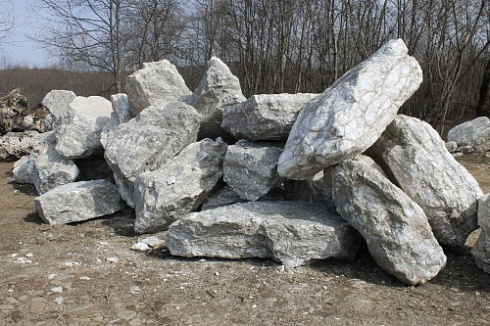 Kamenclub.ru: Мраморизированный известняк фр.500-1500 мм.  купить в Люберцах    10000 руб/т   фото КАМЕНЬ КЛУБ