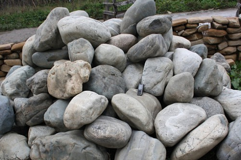 Kamenclub.ru: Речной валун Кабанчик фр.300-500 мм.  купить в Люберцах крупный природный камень галька серый, темно-серый речной валун галечник масштабный 7000 руб/т   фото КАМЕНЬ КЛУБ