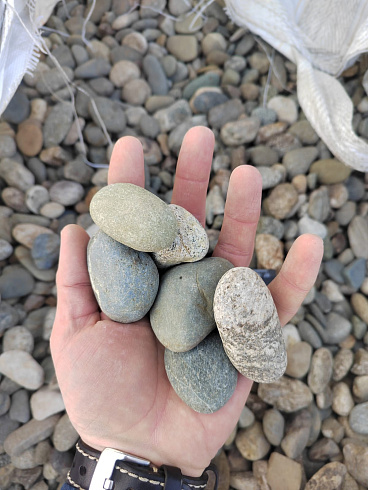 Kamenclub.ru: Галька речная окат (пестрая) фр. 20-40 мм. купить  в Люберцах галька речная пестрая, серая, серые оттенки галька речная окатанная округлая 5000 руб/т   фото КАМЕНЬ КЛУБ