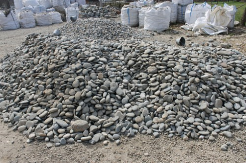 Kamenclub.ru: Галька речная плоская (ассорти) фр. 70-150 мм. купить  в Люберцах галька галечник серый белый темно-серый синий светло-серый плоская природная галька  9000 руб/т   фото КАМЕНЬ КЛУБ