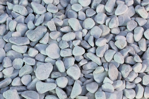 Kamenclub.ru: Мраморная крошка (щебень галтованный белый), фр.20-40 мм.  купить в Люберцах мрамор белый бежевый молочный мраморный щебень декоративный 17000 руб/т   фото КАМЕНЬ КЛУБ