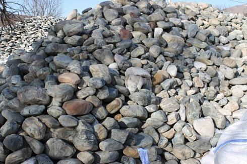 Kamenclub.ru: Ландшафтные валунчики фр.100-500 мм.  купить в Люберцах крупный природный камень серый, темно-серый, светло-серый речной валун крупный 4800 руб/т   фото КАМЕНЬ КЛУБ