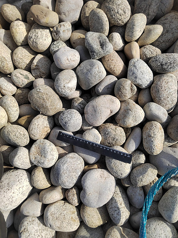 Kamenclub.ru: Галька речная окат (серо-белая) фр. 70-120 мм купить  в Люберцах галька галечник бело-серая, серо-белая, серая, белая речная природная галька  8000 руб/т   фото КАМЕНЬ КЛУБ