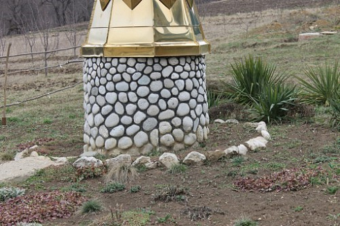 Kamenclub.ru: Галька речная плоская (бело-серая) фр. 100-200-300 мм. купить  в Люберцах галька речная плоская серый, белый, бело-серый, серо-белый речная галька плоская  9000 руб/т   фото КАМЕНЬ КЛУБ