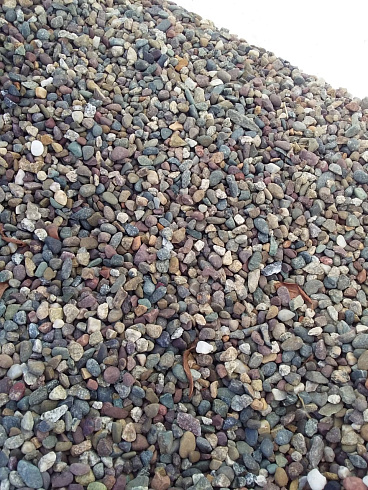 Kamenclub.ru: Галька речная окат цветная фр.5-10 мм. купить  в Люберцах галька речная белый, серый, красноватый, синий, темно-серый речная окатанная галька декоративная 6800 руб/т   фото КАМЕНЬ КЛУБ
