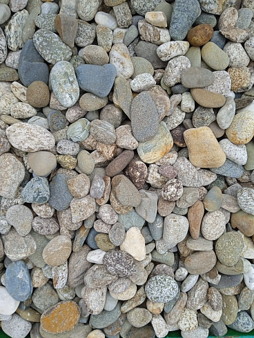 Kamenclub.ru: Галька горная речная окат (цветная) фр. 20-40 мм. купить  в Люберцах галька речная серый синий бежевый белый окатанная речная галька ландшафтная 6800 руб/т   фото КАМЕНЬ КЛУБ