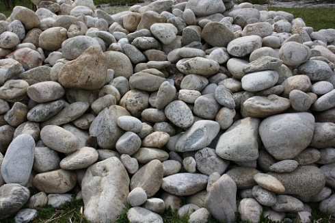 Kamenclub.ru: Бело-серый валунчик фр.100-300 мм.  купить в Люберцах крупный камень для ландшафта серый, белый бело-серый валун крупная галька 4500 руб/т   фото КАМЕНЬ КЛУБ