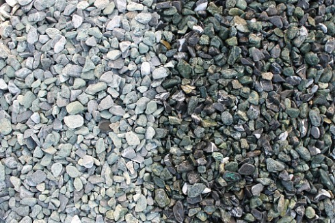 Kamenclub.ru: Мраморная крошка (щебень галтованный микс:зеленый-черный) фр.10-20 мм.  купить в Люберцах мрамор зеленый, черный декоративные ландшафтные окатанные округлые камни щебня 14500 руб/т   фото КАМЕНЬ КЛУБ