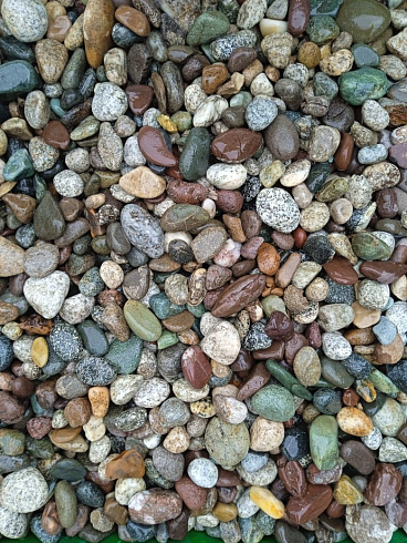 Kamenclub.ru: Галька горная речная окат (цветная) фр. 20-40 мм. купить  в Люберцах галька речная серый синий бежевый белый окатанная речная галька ландшафтная 6800 руб/т   фото КАМЕНЬ КЛУБ