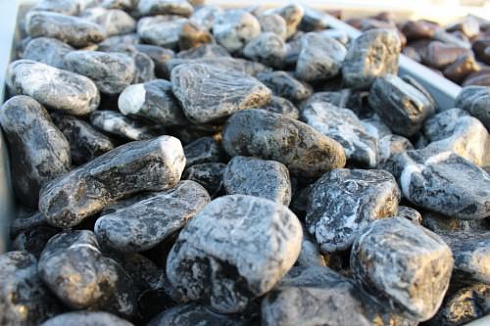 Kamenclub.ru: Щебень галтованный черный (мрамор) фр.20-40 мм.  купить в Люберцах мрамор черный с белыми прожилками мрамор окатанный округлый 15000 руб/т   фото КАМЕНЬ КЛУБ