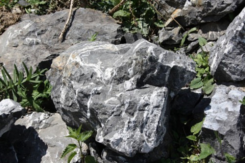 Kamenclub.ru: Черный мрамор скальник фр. 1000-1500 мм.  купить в Люберцах мрамор черный белый серый крупный колотый валун ландшафтный 9000 руб/т   фото КАМЕНЬ КЛУБ