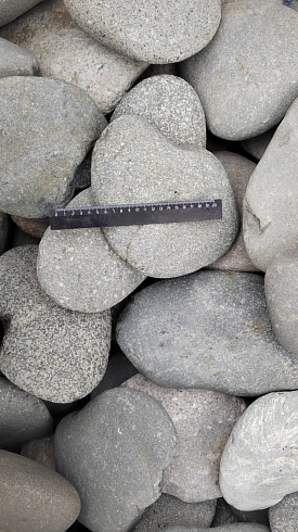 Kamenclub.ru: Галька речная плоская (темно-серая) фр. 70-150 мм. купить  в Люберцах галечник природный темно-серый серый синий речная плоская природная окатанная  9000 руб/т   фото КАМЕНЬ КЛУБ