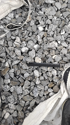 Kamenclub.ru: Щебень галтованный черный (мрамор) фр.40-70 мм.  купить в Люберцах мрамор черный с белыми прожилками, черный, белый щебень галтованный округлый 13500 руб/т   фото КАМЕНЬ КЛУБ