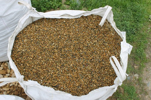 Kamenclub.ru: Галька окат (серо-желтая) фр.10-20 мм. купить  в Люберцах галька серо-желтая, рыжая, серый речная окатанная округлая галька 5000 руб/т   фото КАМЕНЬ КЛУБ