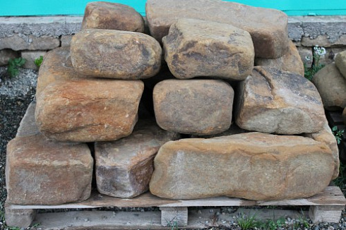 Kamenclub.ru: Песчаник для строительства и кладки (фр. 200-400 мм)  купить в Люберцах песчаник бежевый серый рыжий желтый блоки для строительства из песчаника 6500 руб/т   фото КАМЕНЬ КЛУБ