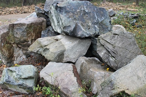 Kamenclub.ru: Змеевик скальник фр. 500-1500 мм.  купить в Люберцах змеевик зеленый серый черный глыба скальная колотая 7500 руб/т   фото КАМЕНЬ КЛУБ