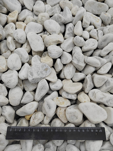 Kamenclub.ru: Мраморная крошка (щебень галтованный белый) фр.40-70 мм.  купить в Люберцах мрамор белый молочный айвори окатанный округлый природный камень 17000 руб/т   фото КАМЕНЬ КЛУБ