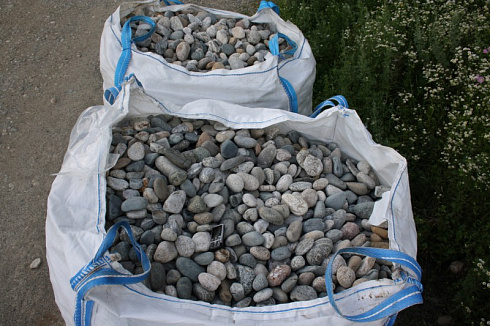 Kamenclub.ru: Галька речная окат (серая) фр.40-60 мм купить  в Люберцах галька речная серый бежевый рыжий коричневый округлый речной камень 5000 руб/т   фото КАМЕНЬ КЛУБ